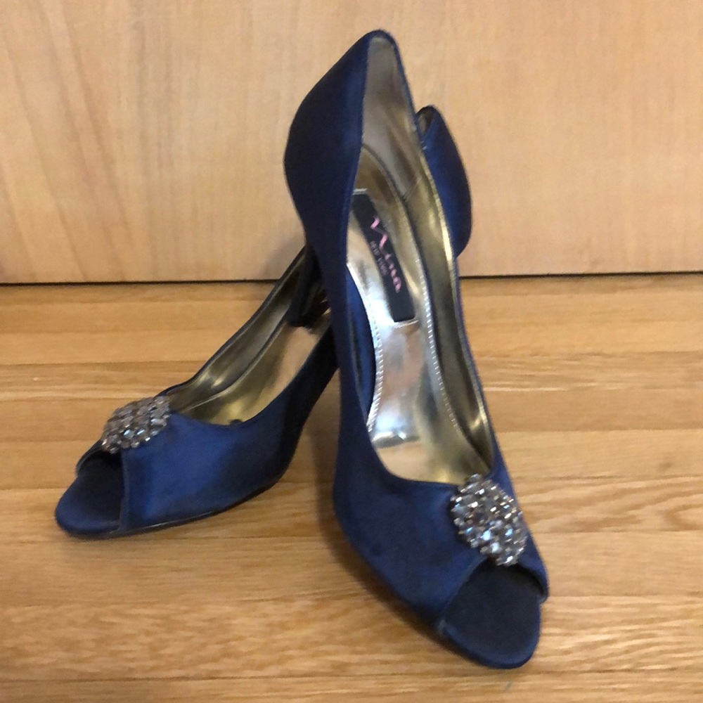 Navy heels wit antique brooch accent